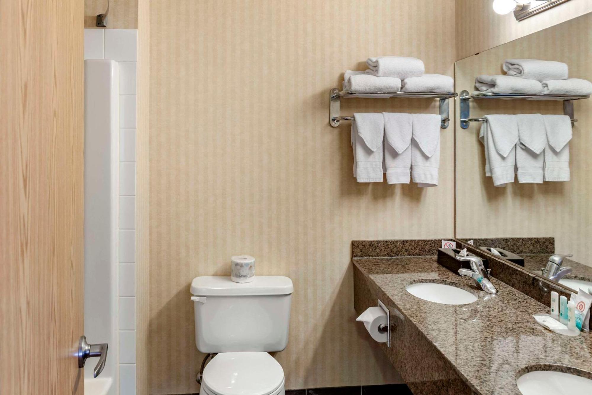 Quality Inn & Suites Edmonton International Airport Leduc Extérieur photo