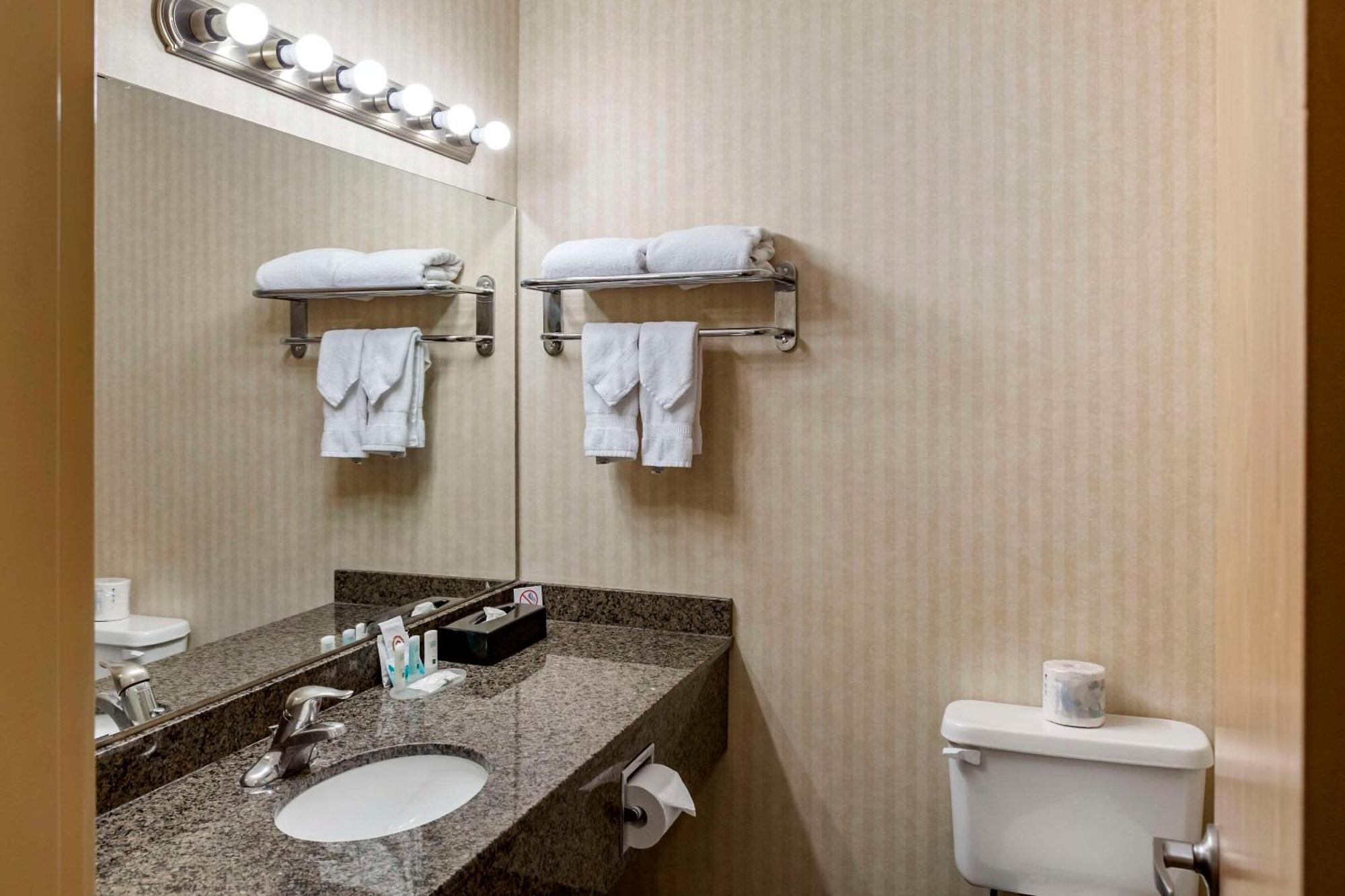 Quality Inn & Suites Edmonton International Airport Leduc Extérieur photo