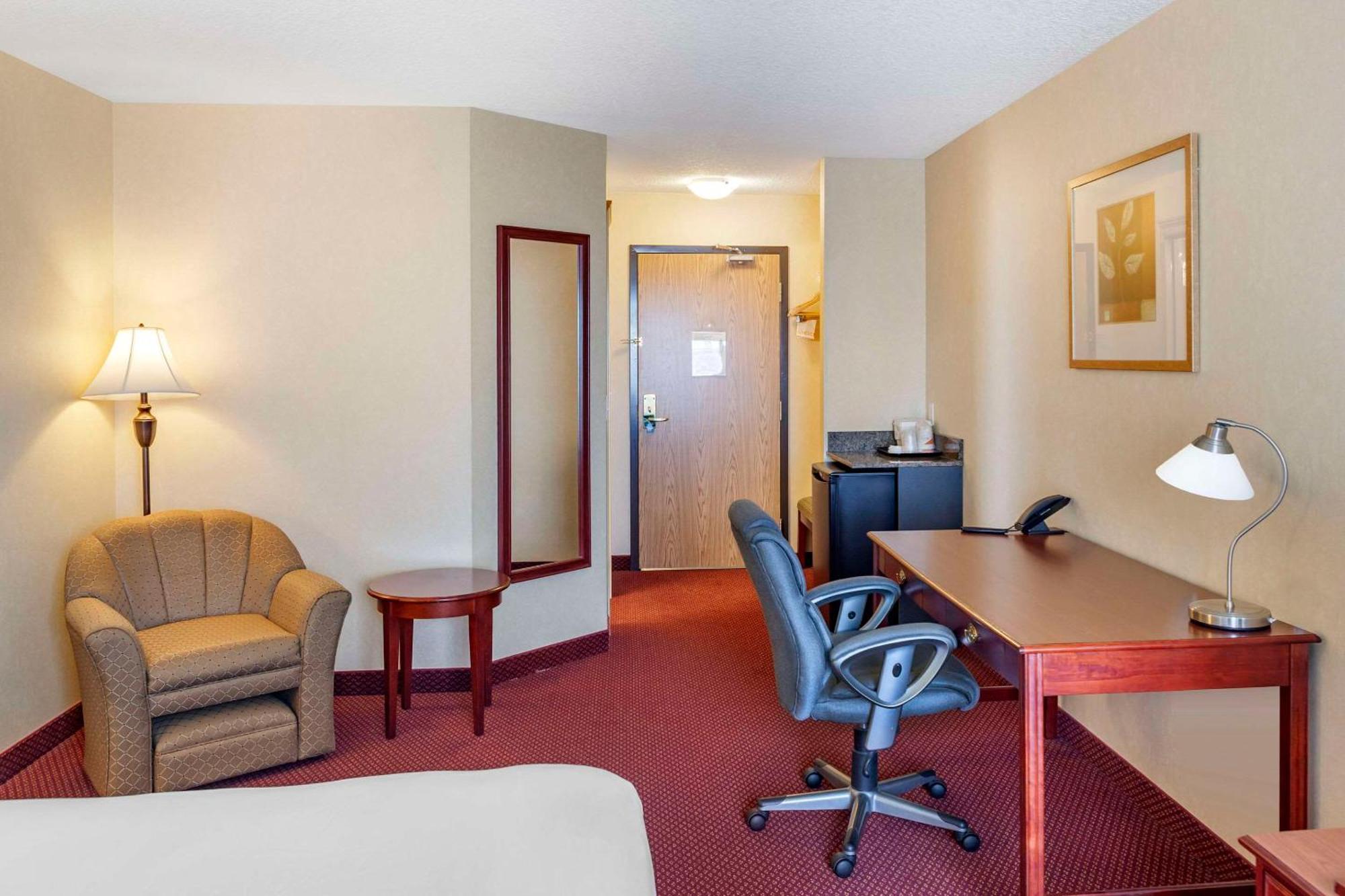 Quality Inn & Suites Edmonton International Airport Leduc Extérieur photo