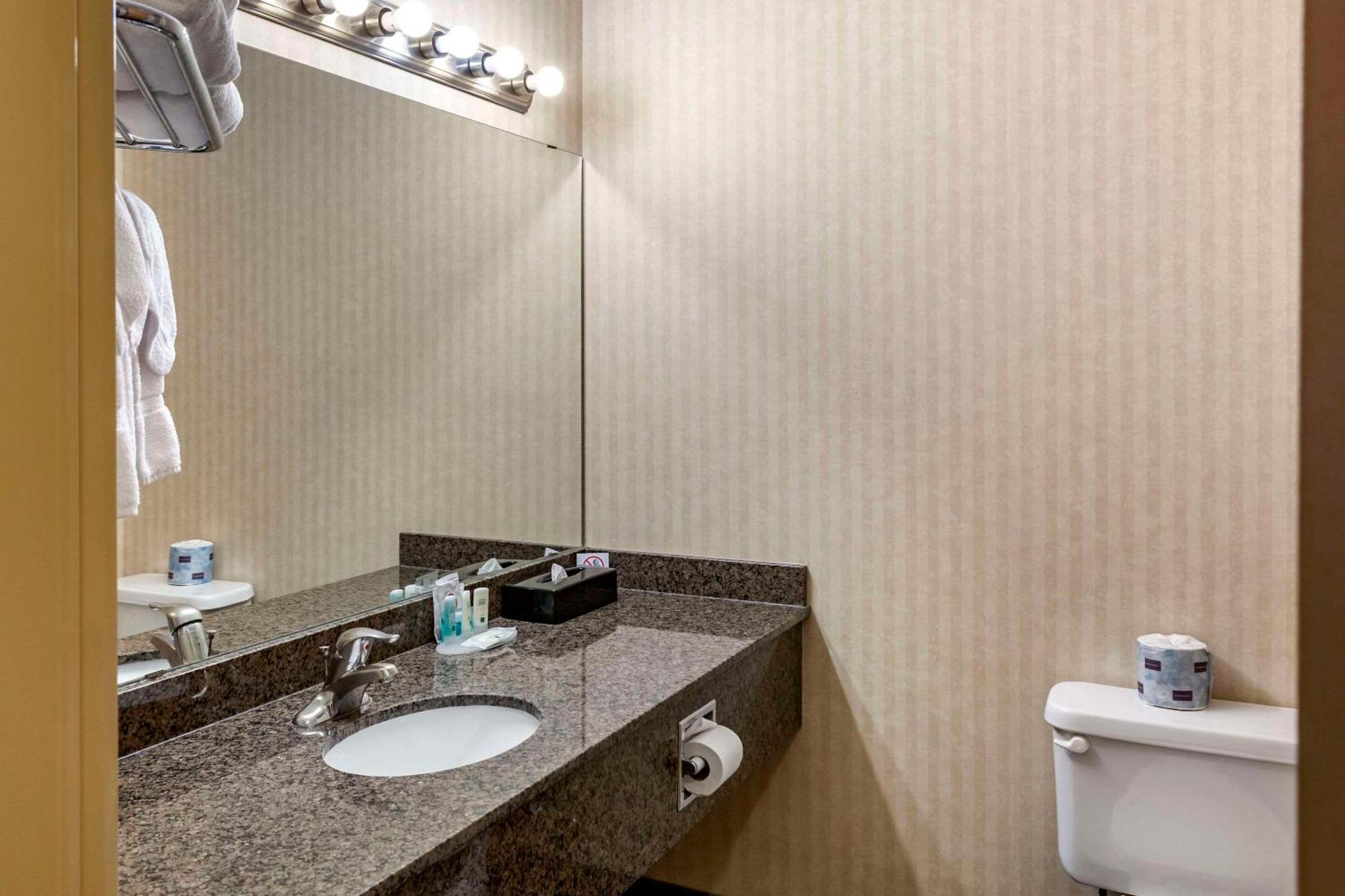 Quality Inn & Suites Edmonton International Airport Leduc Extérieur photo