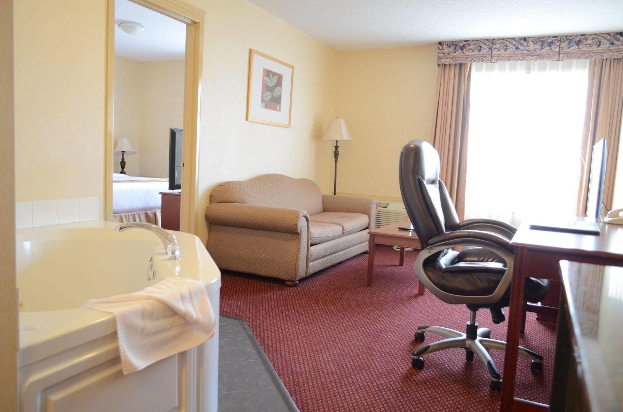 Quality Inn & Suites Edmonton International Airport Leduc Extérieur photo